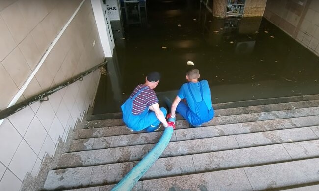 Комунальні служби викачують воду зі станції метро. Фото: YouTube, скрін