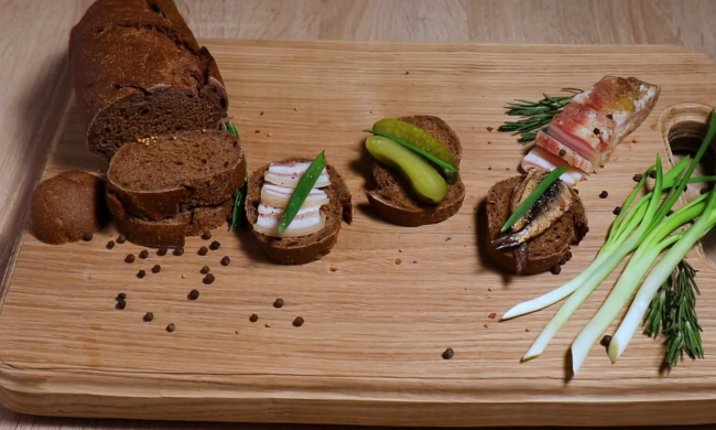 В Украине резко дорожает хлеб и сало. Фото: скриншот YouTube-видео