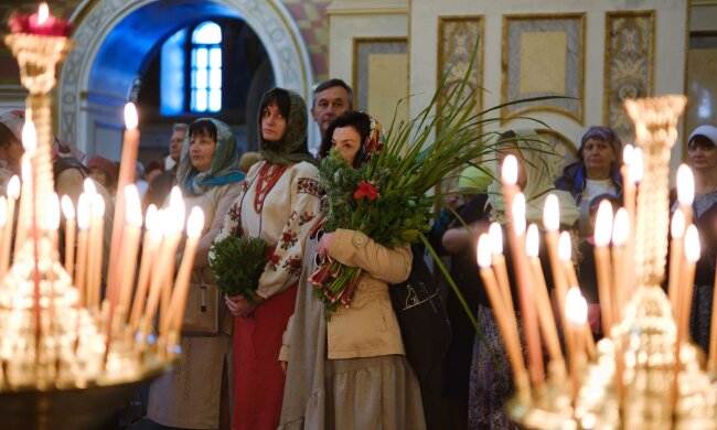 Трійця 2026 за календарем ПЦУ: віряни в українському храмі на святковій літургії