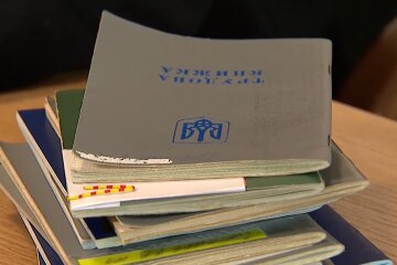 Трудова книга. Фото: скріншот YouTube-відео