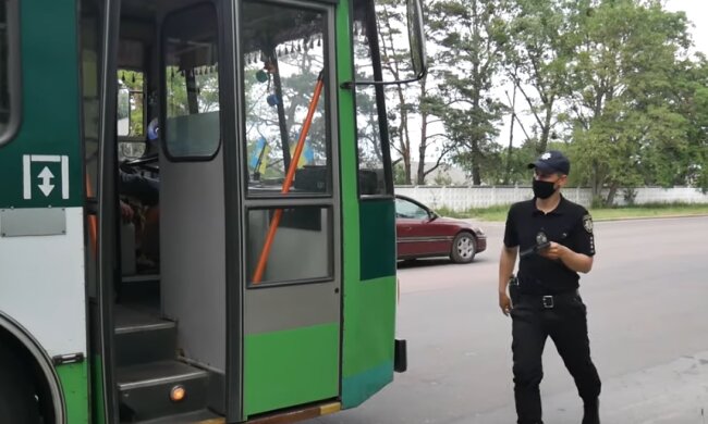 В общественный транспорт нагрянула полиция. Фото: youtube