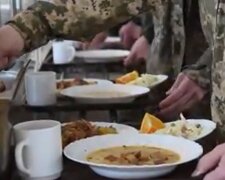 Харчування військових. Фото: скрін відео