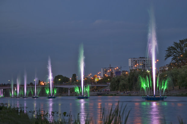 В Киеве «заглохли» фонтаны на Русановке. Власти говорят, что виновата погода