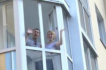 Семья в новом жилье.  Фото: скриншот YouTube-видео