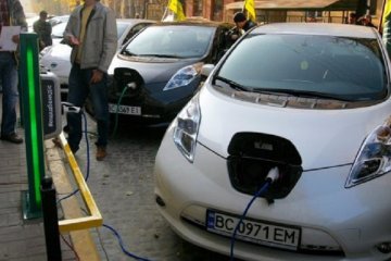 Владельцам электромобилей выделят особые места на парковках. Фото из открытых источников