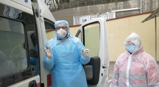 В Днепре из больницы для больных коронавирусом, перевозят людей: что происходит