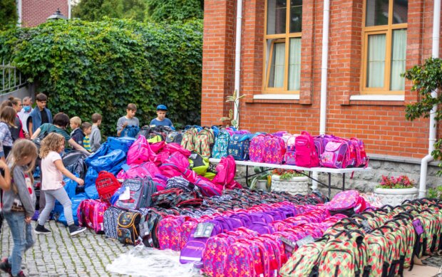 В Киево-Печерской лавре на благотворительной акции УПЦ 800 детей получили "рюкзачки милосердия"