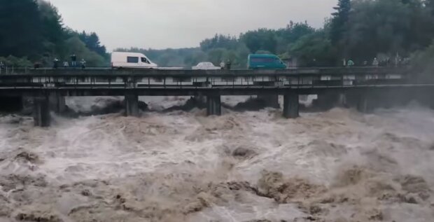 Потопы в Прикарпатье. Фото: YouTube, скрин