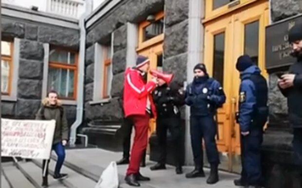 Активисты под стенами Офиса президента устроили "кровавый" перформанс. Фото: скрин YouTube