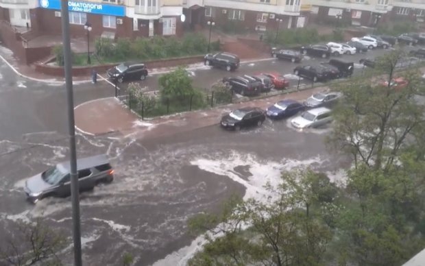В Киеве сильный ливень с градом затопил улицы. Фото: скриншот YouTube