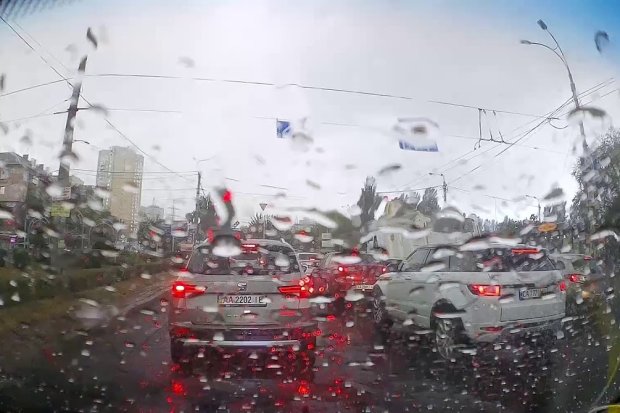 Мокрый ад в столице: из-за мощной непогоды в Киеве затоплены улицы, автомобили утонули, люди плывут. Видео