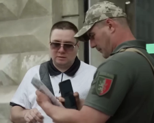 Які документи потрібно нести до ТЦК, якщо відстрочку не продовжили автоматично. Фото: YouTube