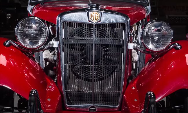 В Украине появился культовый британский автомобиль. Фото: YouTube, скрин