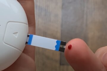 Измерение сахара в крови. Фото: скриншот YouTube-видео