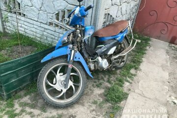 Парень сбил девушку на мопеде и скрылся с места преступления