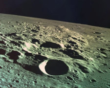 Из за Крушения космического аппарата, получилось случайное заселение Луны живыми существами.
