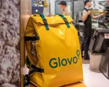 Скандал із Glovo: клієнти масово скаржаться, що на чайові списують тисячі гривень