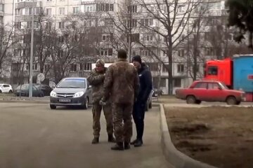 Выдача повесток на улице. Фото: скриншот youtube-видео
