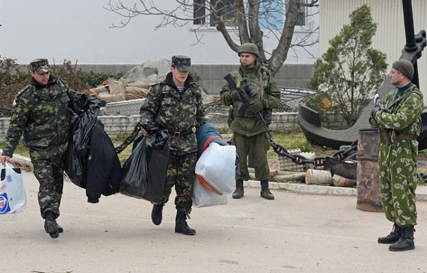 Среди ночи оккупанты в Крыму устроили облавы: полуостров гудит от страха - людей выбрасывают через админграницу