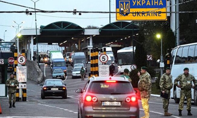 Чоловікам 18-22 років дозволять безперешкодно виїзжати за кордон. Фото: скріншот відео YouTube