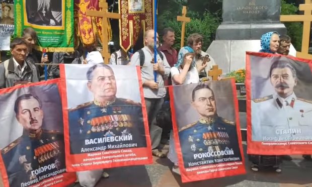 С иконами и портретами Сталина: приспешники Путина в Киеве избили человека на глазах у полиции, видео