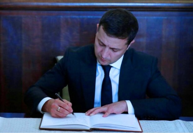 Зеленский подписал закон. Фото: скриншот YouTube