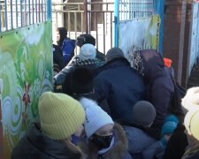 Эвакуация жителей Донбасса в РФ. Фото: YouTube, скрин