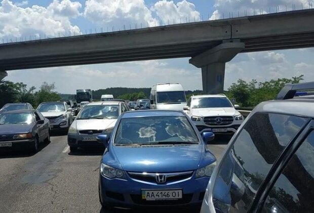 По городу не проехать, авто не оставить: киевские водители схватились за  головы, причина