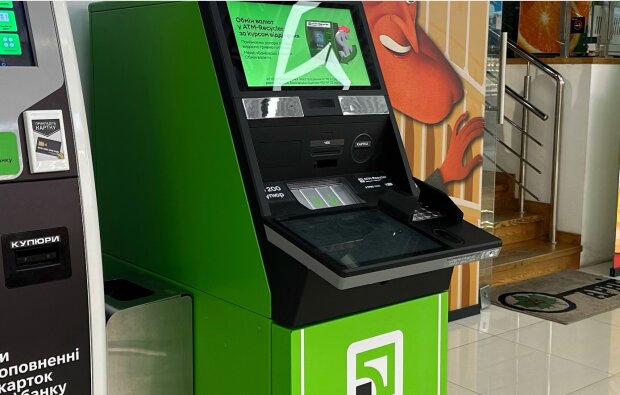 Приват24, карты, банкоматы не будут работать: ПриватБанк предупредил о полном отключении сервисов 17 января