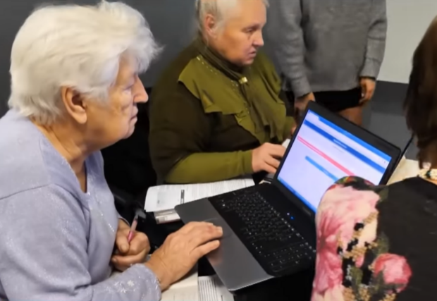 Пенсію зі Ощаду та Привату потрібно перекласти на Укрпошту – інструкція від ПФУ. Фото: Telegram