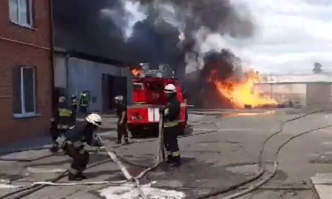 Днепр колотит: вспыхнули склады с химикатами, людей спешно эвакуировали (фото, видео)