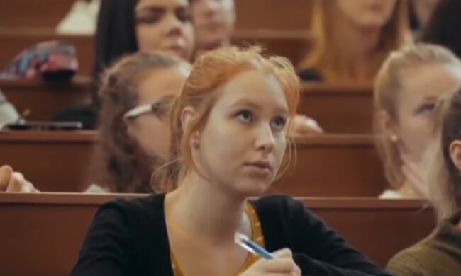 В МОН заявили о переносе начала учебного года. Фото: youtube