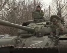 Оккупанты на военной технике рф. Фото: скриншот YouTube-видео
