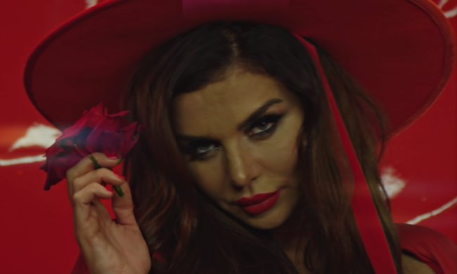 Анна Седокова, кадр из клипа певицы "Алые губы"