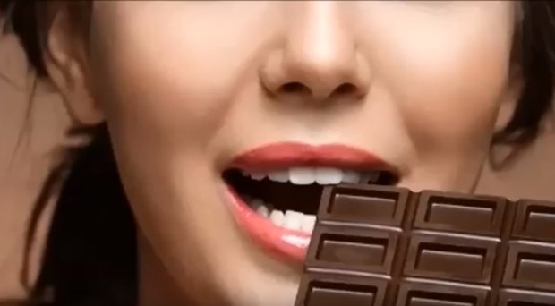 Диетолог рассказала, какой сорт шоколада можно есть без вреда для фигуры. Фото: скриншот YouTube