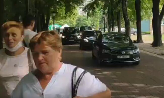 Кортеж президента проехал через Мариинский парк. Фото: скрин youtube