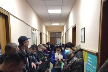 И это карантин называется: в здании полиции собрали десятки людей, без элементарных средств защиты