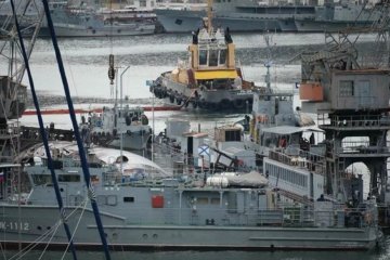 Оккупанты пошли ко дну: в Севастополе затонул плавучий док с российской подлодкой (фото)