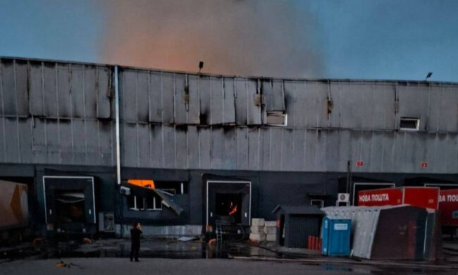 Пожар и обрушение конструкций депо Новой почты в Харькове после удара БПЛА