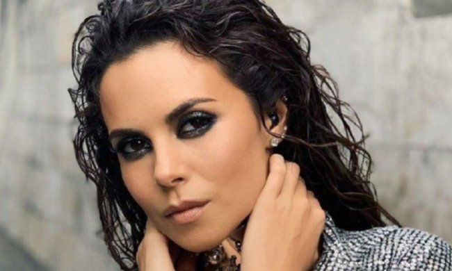 Бунгало и дикая природа: Настя Каменских в прозрачном платье блеснула формами