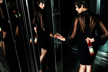 Без телефона, еды и воды, но с коробкой вина: итальянка провела в сломавшемся лифте более суток