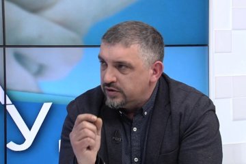 Главарь "евробляхеров" Ярошевич объезжает по тротуарам пробки. Типичный "евробляхер". Видео