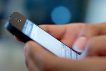 Телефон. Фото: скріншот YouTube