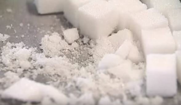 Сахар - бесполезный продукт. Фото: скриншот YouTube.