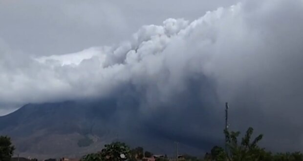 Год катастроф: небо стало темным, началось извержение вулкана, видео