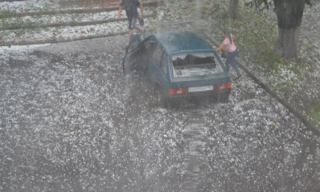 Это надо увидеть! Трассу Житомир-Бердичев завалило толстым слоем града