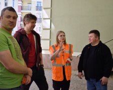 Сила в єдності: на Подолі волонтери та комунальники розчистили територію зруйнованого Музею Григорія Світлицького
