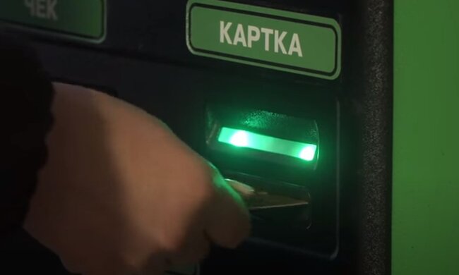 Банківська картка. Фото: скріншот YouTube-відео