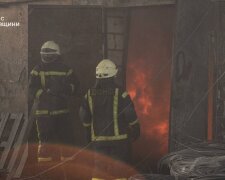 Рятувальники гасять пожежу складу у Коцюбинському Бучанського району
