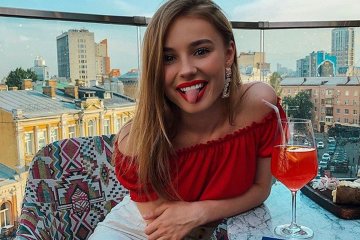 Юная звезда сериала "Школа" возмутила соцсети: выставила фото, а одеться совсем забыла